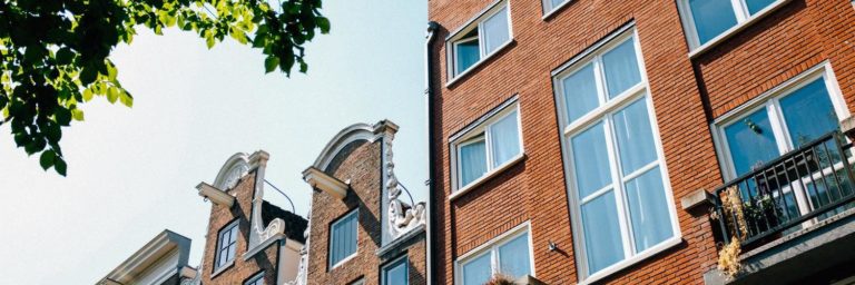 façade maison briques rouges