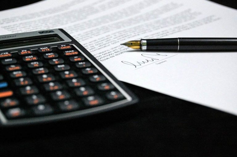 contrat stylo et calculatrice