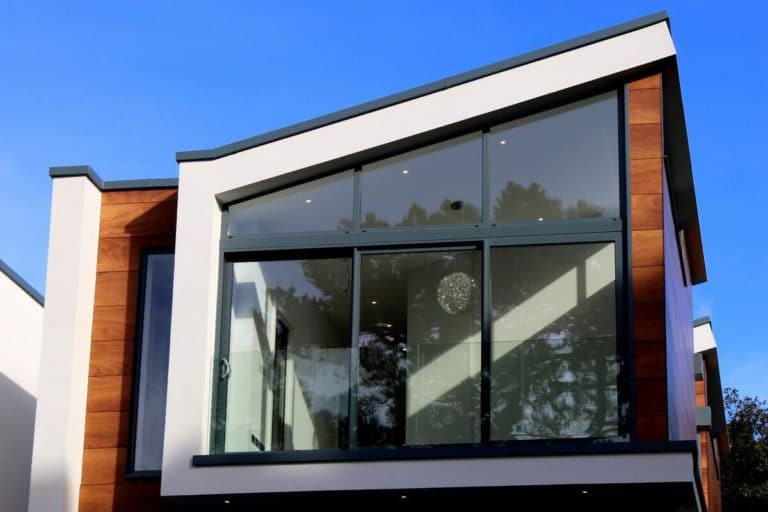 maison moderne grandes baies vitrées