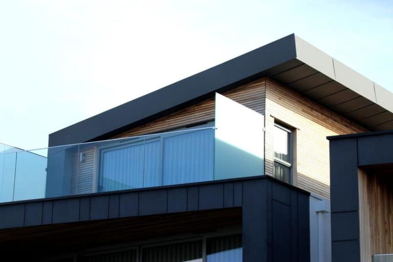 maison moderne noire et marron