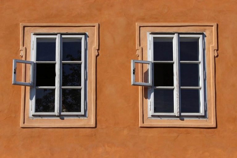 façade orange avec deux fenêtres