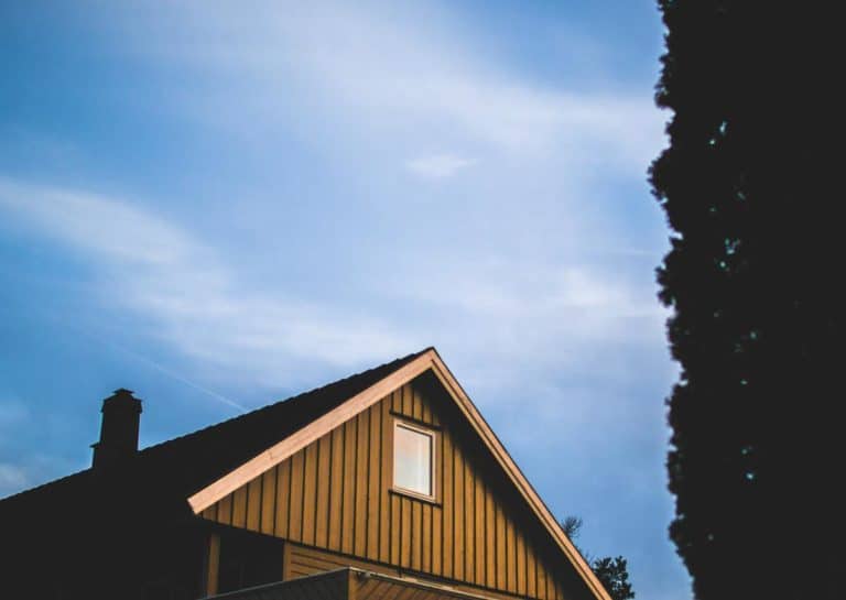 Le toit d'une maison vue de l'extérieur