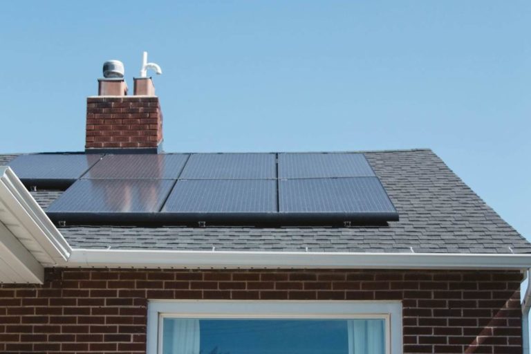 un toit avec des panneaux solaire pour permettre le fonctionnement du chauffe eau