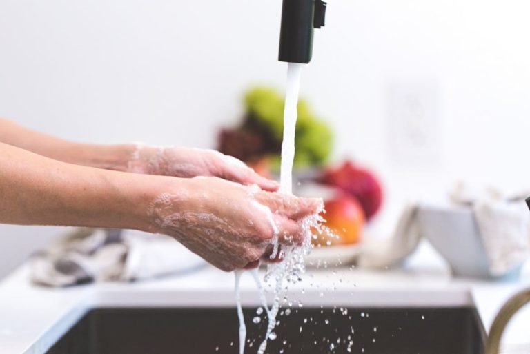 se laver les mains avec un chauffe-eau thermodynamique