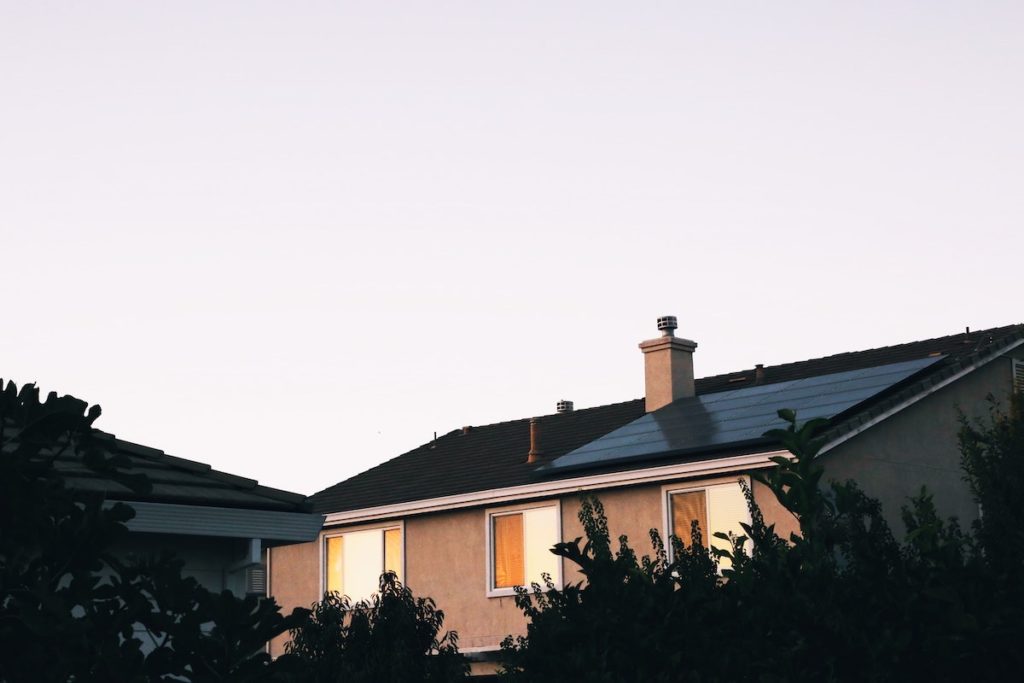 maison avec panneaux solaires