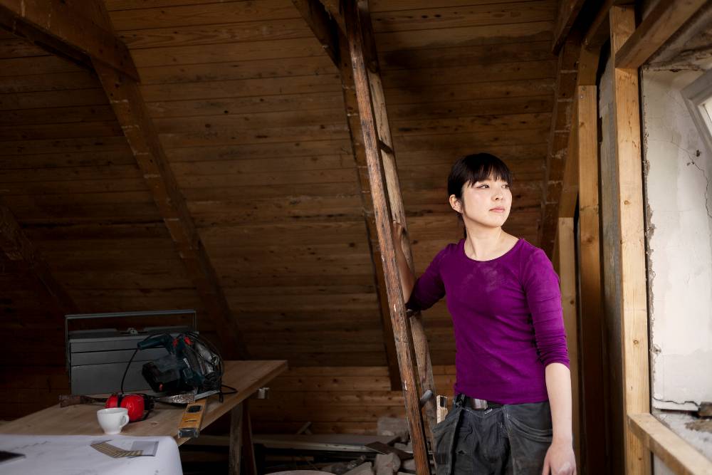 Femme travail bois
