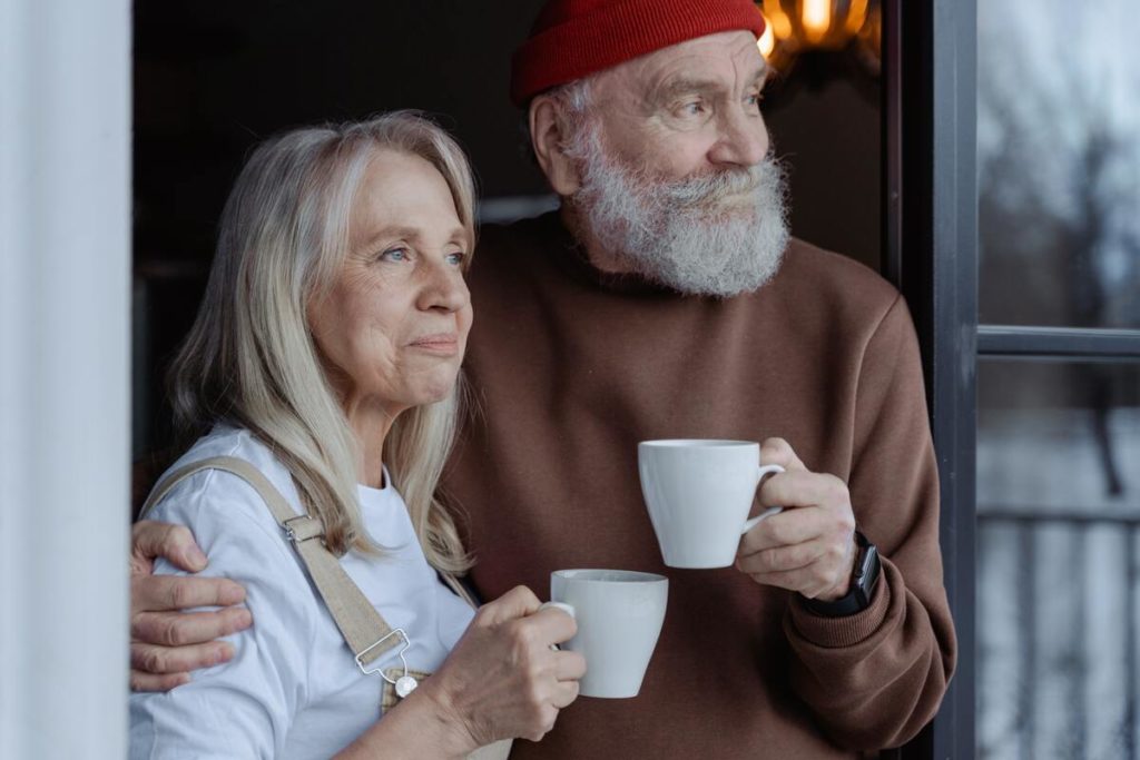 Couple de personnes âgées à leur fenêtre