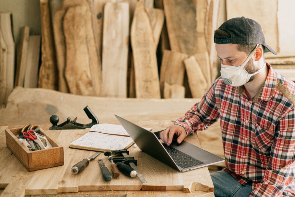 Artisan analysant ses comptes sur son ordinateur