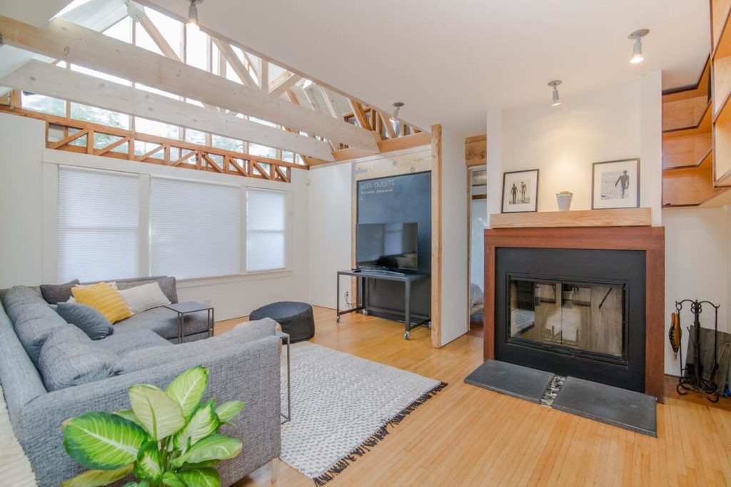 intérieur d'une maison avec la salle du salon et une cheminée