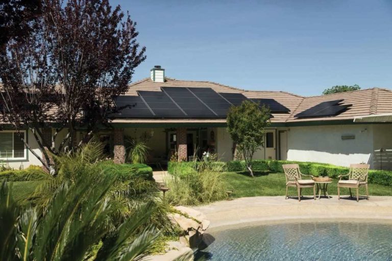maison avec panneaux photovoltaiques sur toit