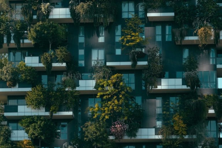 immeuble écologique balcon avec plantes vertes
