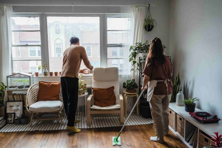 Couple en train de ranger une maison