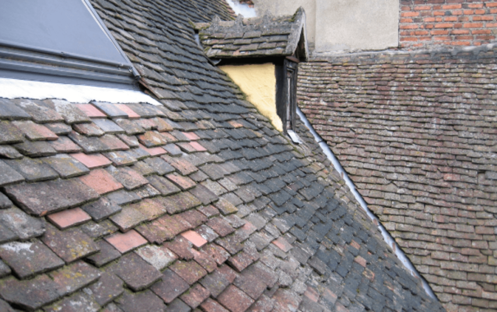 toit d'une maison avec lucarne