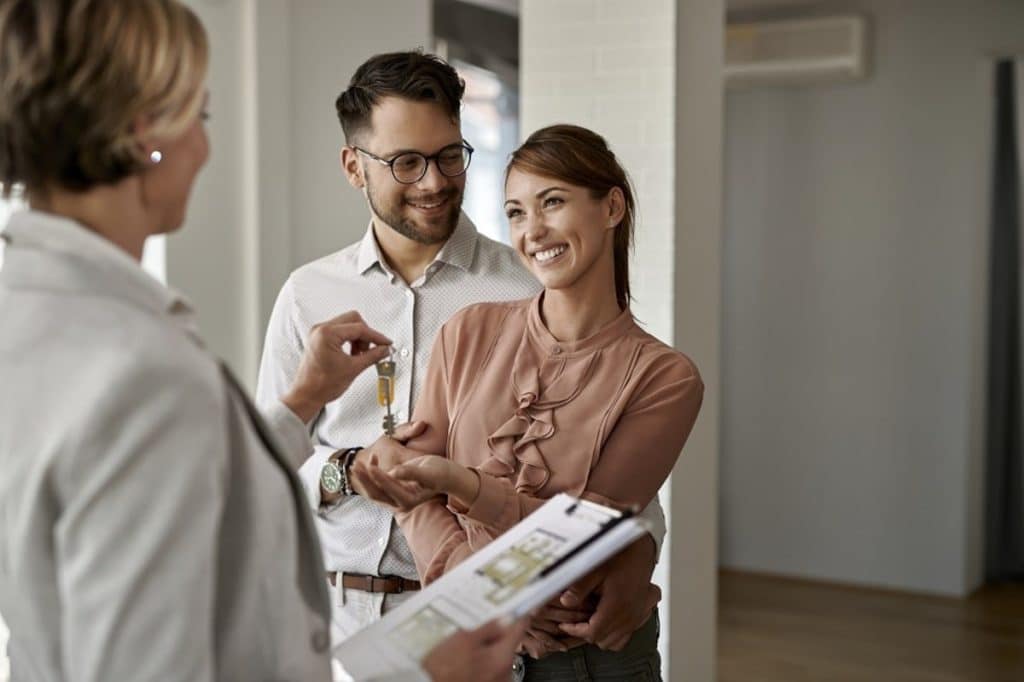 couple recevant clés nouvel appartement