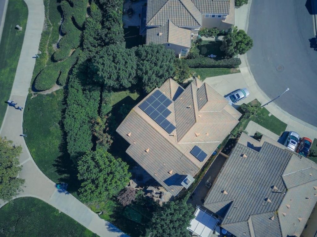 vue aerienne maison avec panneaux photovoltaiques