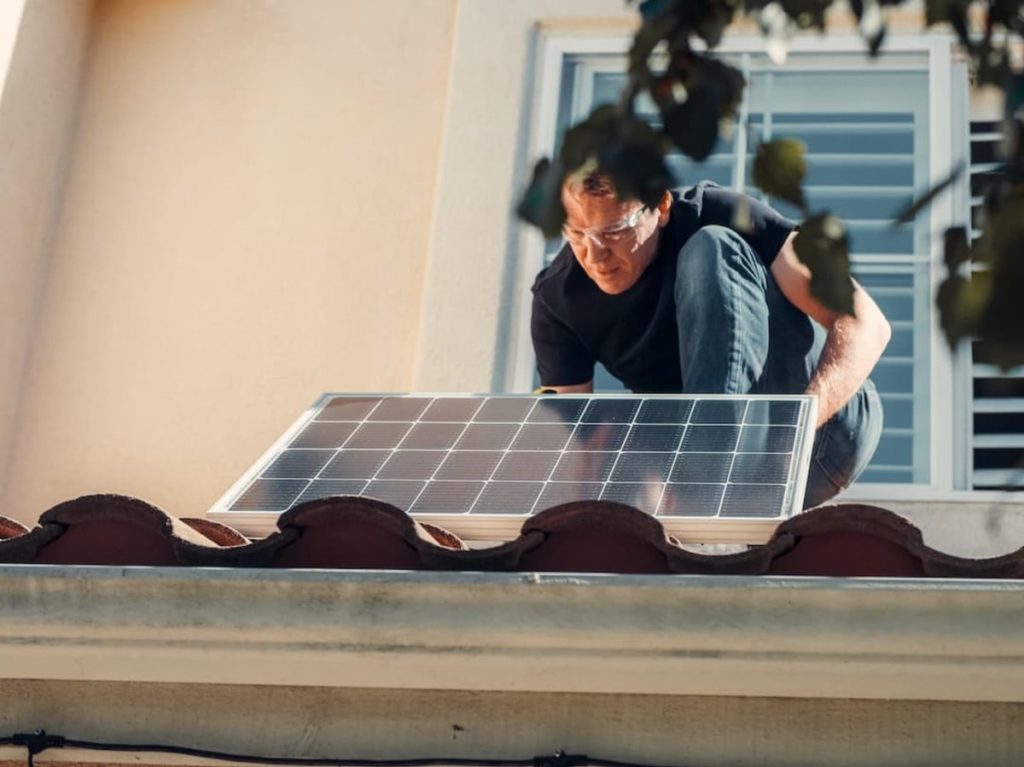 installateur de panneaux photovoltaiques sur le toit d'une maison