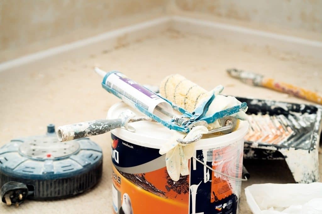 rouleau peinture et outils chantier rénovation