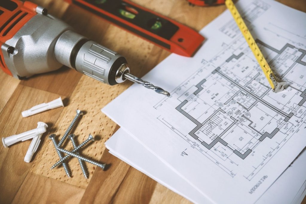 plan maison et outil chantier rénovation