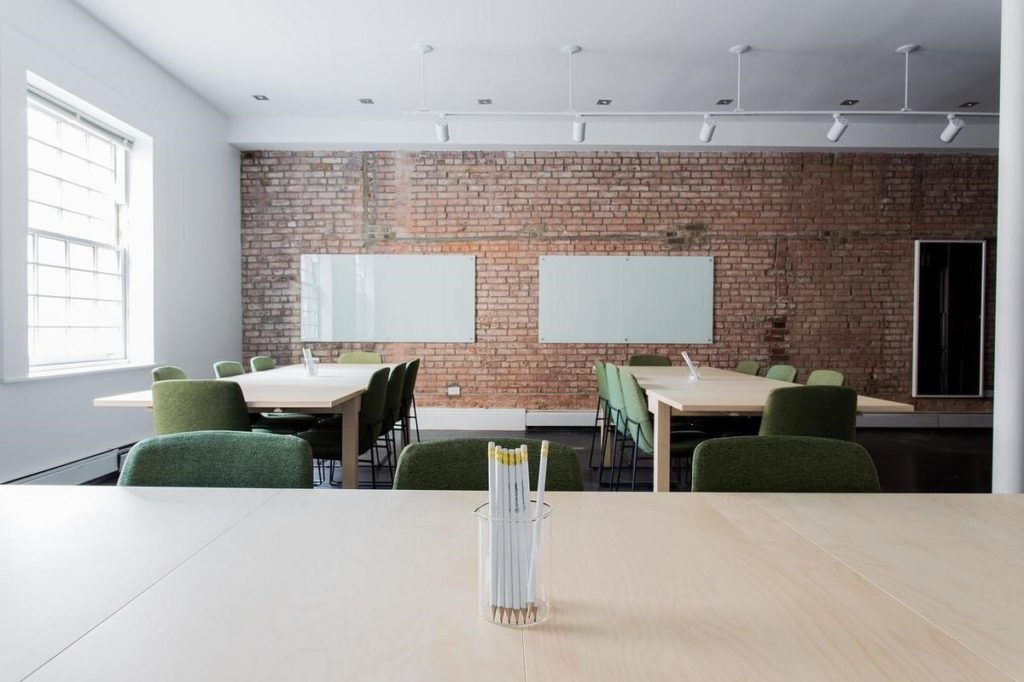 bureaux avec lampes tables et crayons