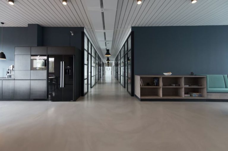 bureaux avec cuisine et couloir