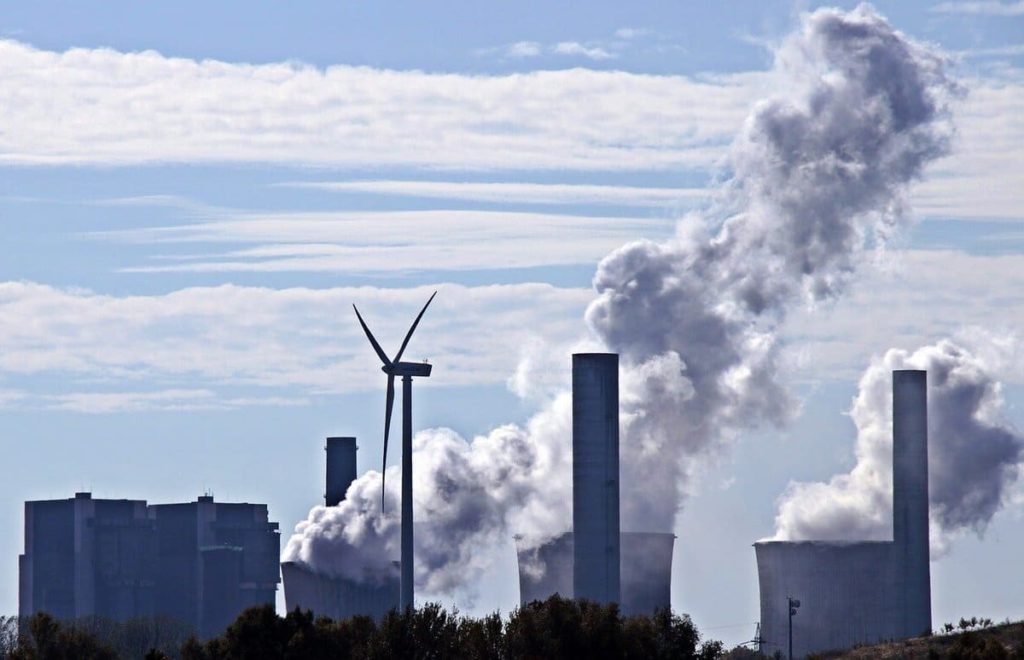 centrale electrique nuclaire avec eolienne devant