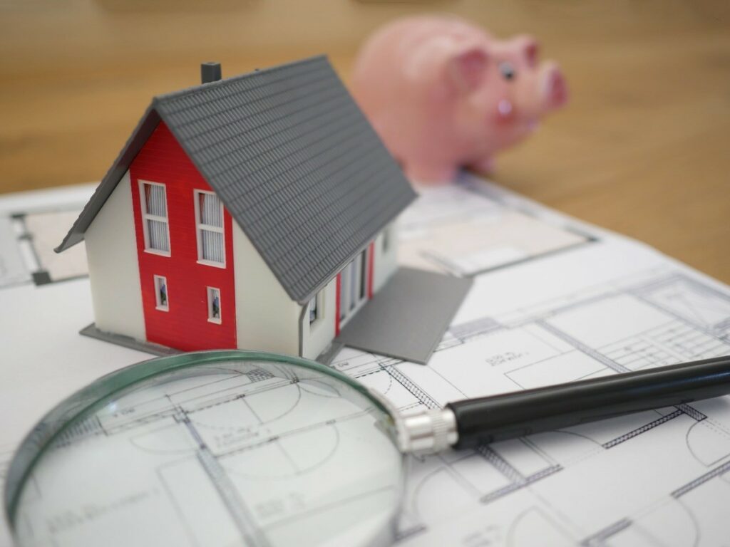 maison miniature sur table avec plans et diagnostic immobilier pour vente maison