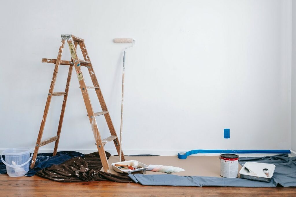 escabeau dans salle de maison pour rénovation