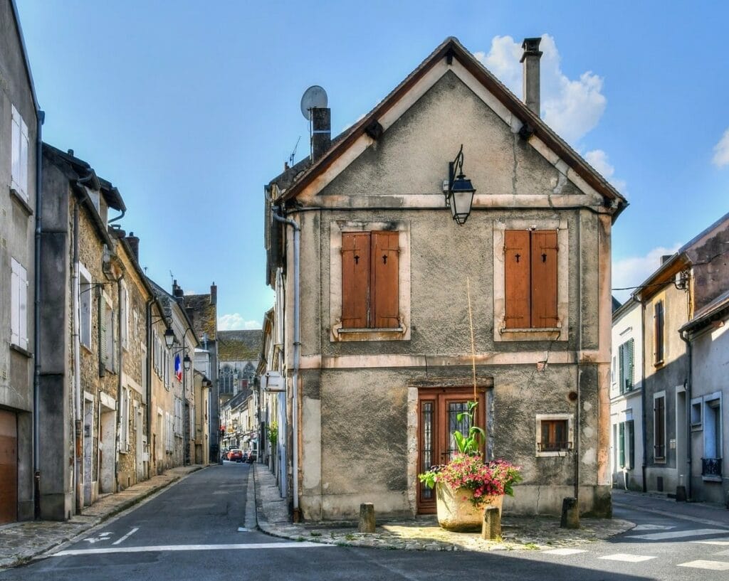 renovation maison ancienne dans rue village